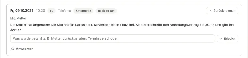 Eine Aktennotiz zwischen den Terminen: Der Anruf der Mutter bleibt als ‚noch zu tun‘ stehen, bis jemand reagiert hat.